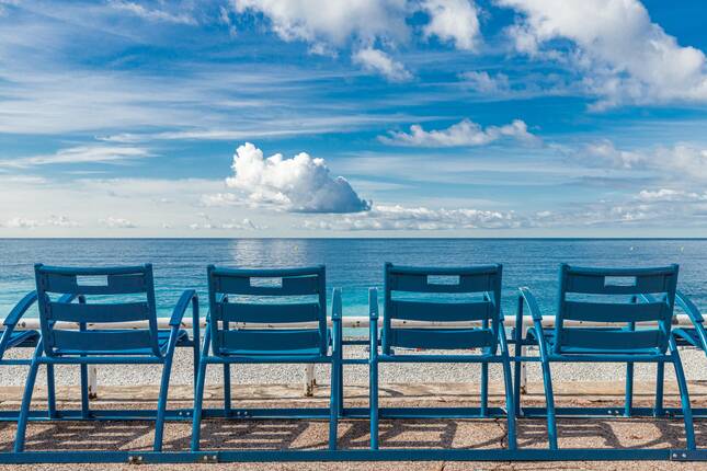 Winter Immobilier - Appartement terrasse Nice - Chaises_Bleues_Promenade_des_Anglais2-min-2-min