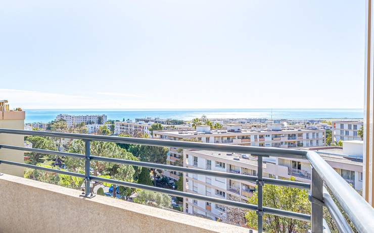Vue mer avec piscine